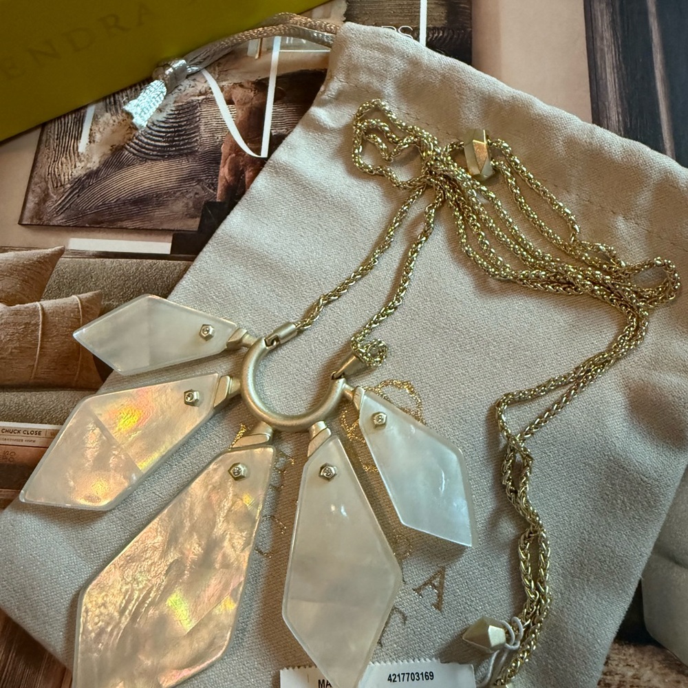 Kendra Scott Mari pendant in ivory mother of pearl NWT